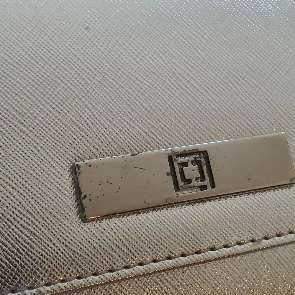 New Liz Claiborne Textured Silver‎ Phone Charging Crossbody Bag Purse 8